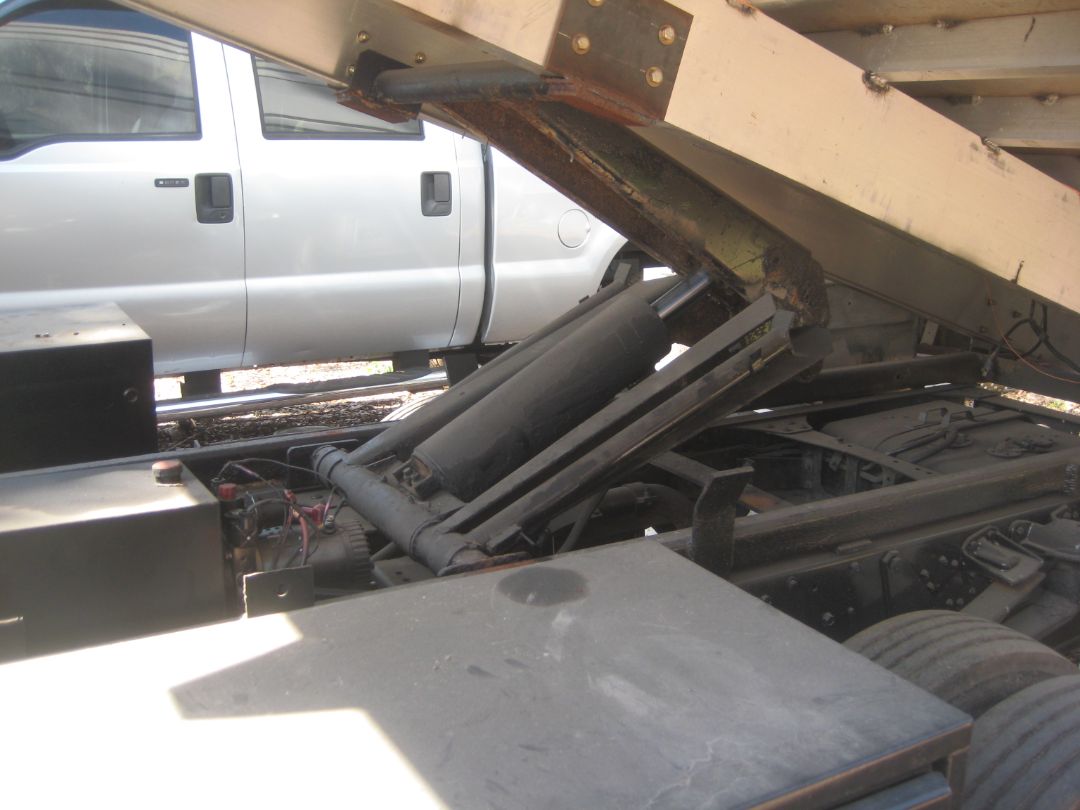 2010 MITSUBISHI FE 145 - Image 5